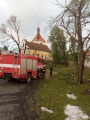 pohled na kostel poškozený při bouři 