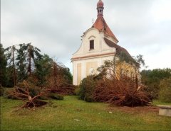 pohled na kostel poškozený při bouři 