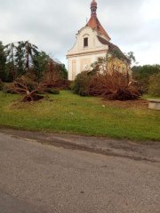 pohled na kostel poškozený při bouři 