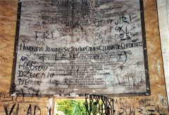 poničené nápisy v interiéru