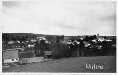 dobová pohlednice vsi s kostelem