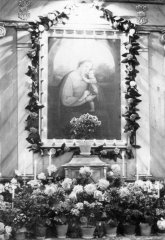 starší foto interiéru kostela - boční oltář