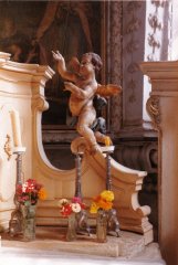 plastika anděla na hlavním oltáři