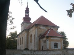 pohled zezadu zprava - nové střechy