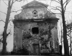 chátrající kaple