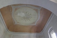 pohled do interiéru - malovaný strop presbytáře