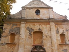 horní část průčelí kostela