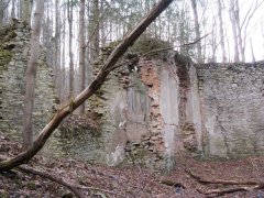 pohled do interiéru - zadní část levé stěny