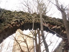 zbytek klenby mezi lodí a presbytářem