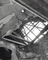 starší foto interiéru kostela - propadlý strop