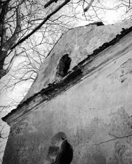 starší foto kostela - detail štítu