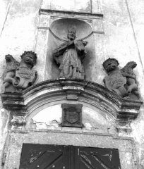 starší foto kostela - výzdoba portálu