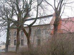 pohled zezadu zprava - oprava střechy