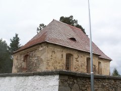 pohled zepředu zprava - opravená ohradní zeď okolo kostela