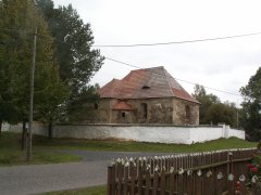 pohled zepředu zleva - opravená ohradní zeď okolo kostela