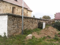 pohled zepředu zprava - opravená ohradní zeď okolo kostela