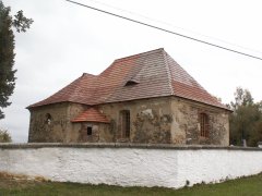 pohled zepředu zleva - opravená ohradní zeď okolo kostela