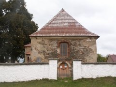 pohled zepředu - opravená ohradní zeď okolo kostela