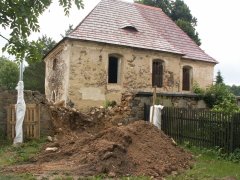 pohled zepředu zprava - oprava ohradní zdi okolo kostela