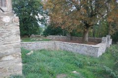 ohradní zeď kolem kostela