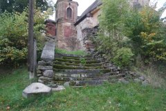 ohradní zeď kolem kostela