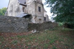 ohradní zeď kolem kostela