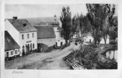 dobová pohlednice vsi s kostelem