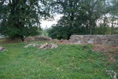 ohradní zeď kolem kostela