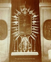 starší foto interiéru kostela - boční oltář