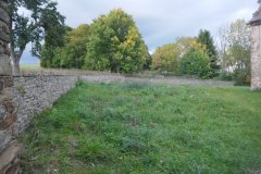 ohradní zeď kolem kostela