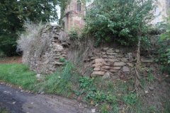 ohradní zeď kolem kostela