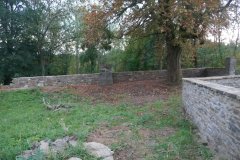 ohradní zeď kolem kostela