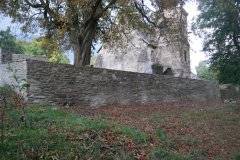 ohradní zeď kolem kostela