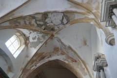 pohled do interiéru - poškozená klenba presbytáře