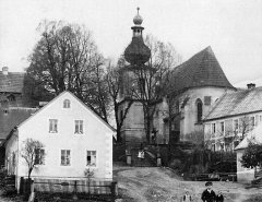 starší foto návsi s kostelem (detail)