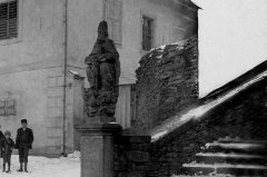 část schodiště ke kostelu se sochou Nejsvětější Trojice, v pozadí fara (detail)