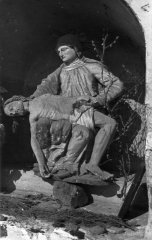 socha Piety v kapličce