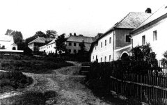 náves s kapličkou (nahoře vlevo)
