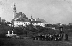 procesí u kostela