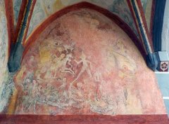 výmalba nad pozdně středověkým vchodem do kostela
