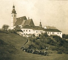 procesí odcházející po mši z kostela