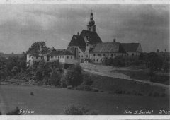 poutní areál na dobové pohlednici