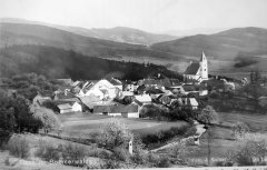dobová pohlednice vsi s kapličkou (vpravo od cesty)