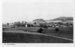 dobová pohlednice vsi s kostelem