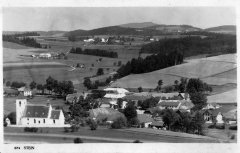 dobová pohlednice vsi s kostelem