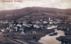 dobová pohlednice městyse s kaplí nad ním