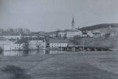 starší foto kaple (vpravo v pozadí)