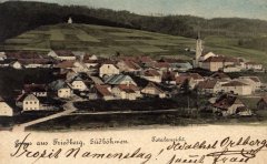dobová pohlednice městyse s kaplí nad ním