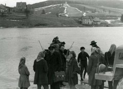 starší foto kaple (na kopci v pozadí)