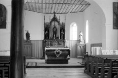 starší foto interiéru kaple - presbytář